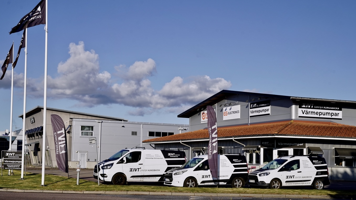 Utsidan av IVT Center Kungsbackas kontor och showroom med servicebilar